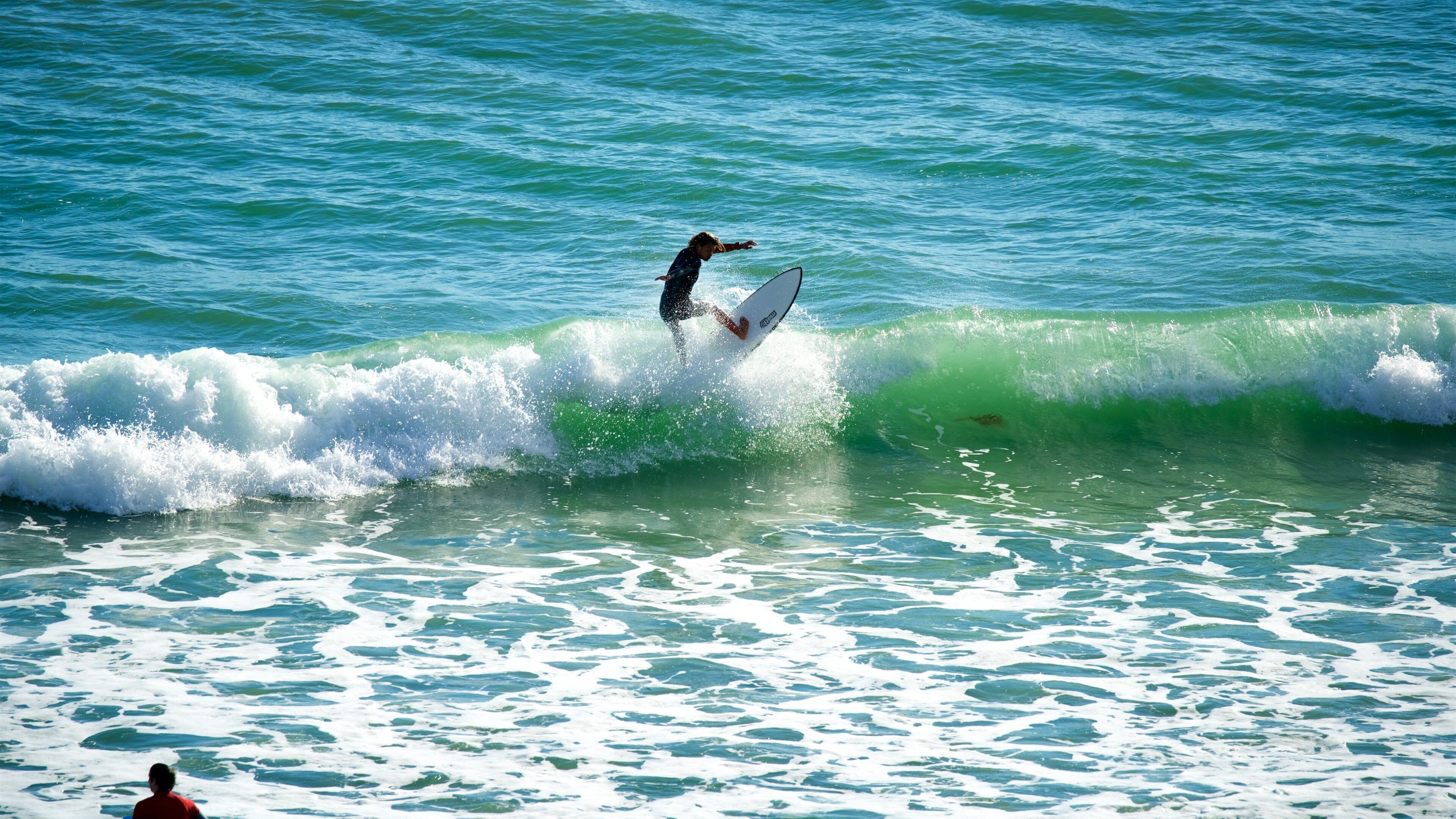 Porto de Mós strand fasiliteter samt surfing og kyst i tillegg til en mann