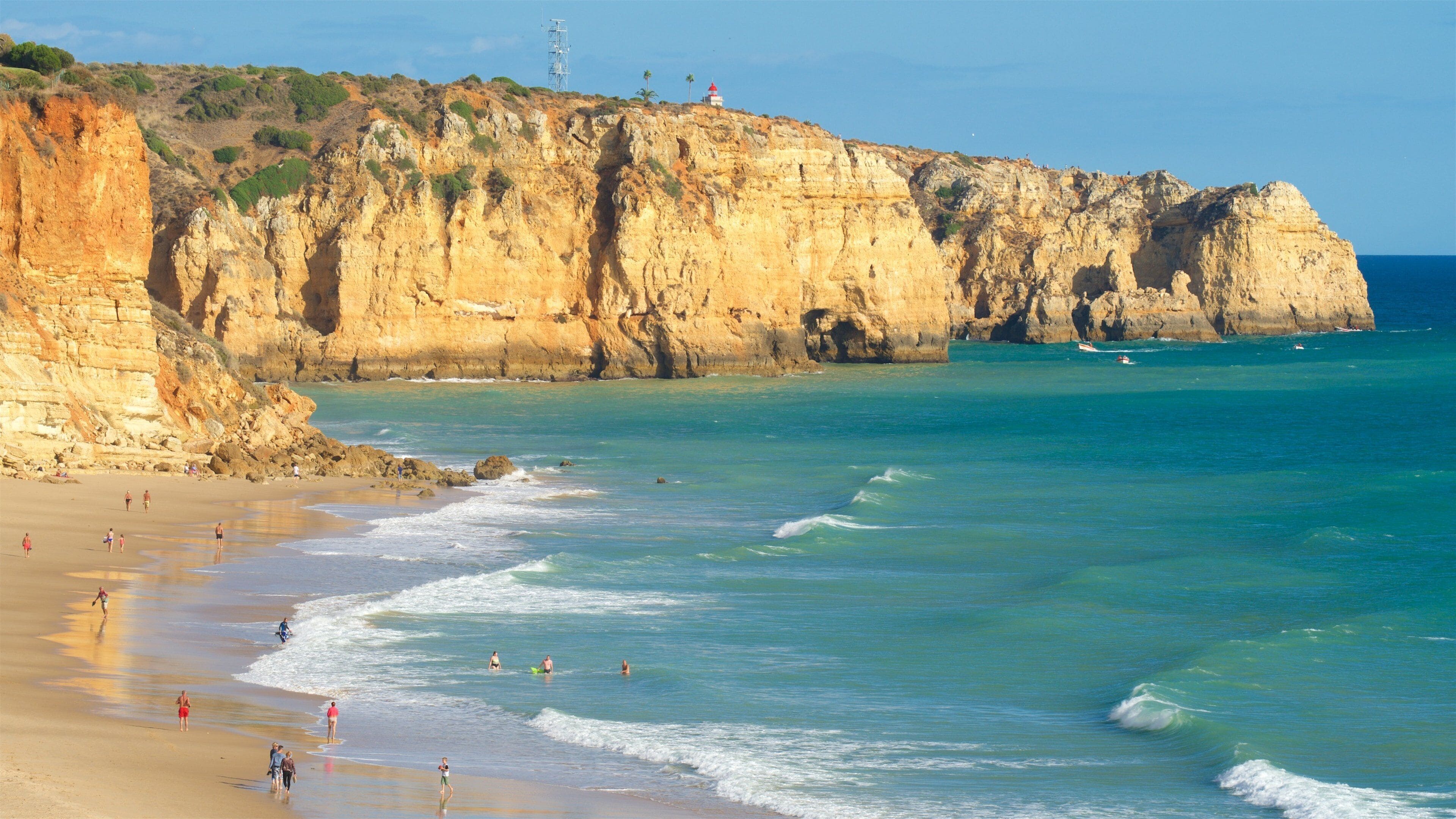 Un paysage côtier avec des falaises, une plage et l’océan.