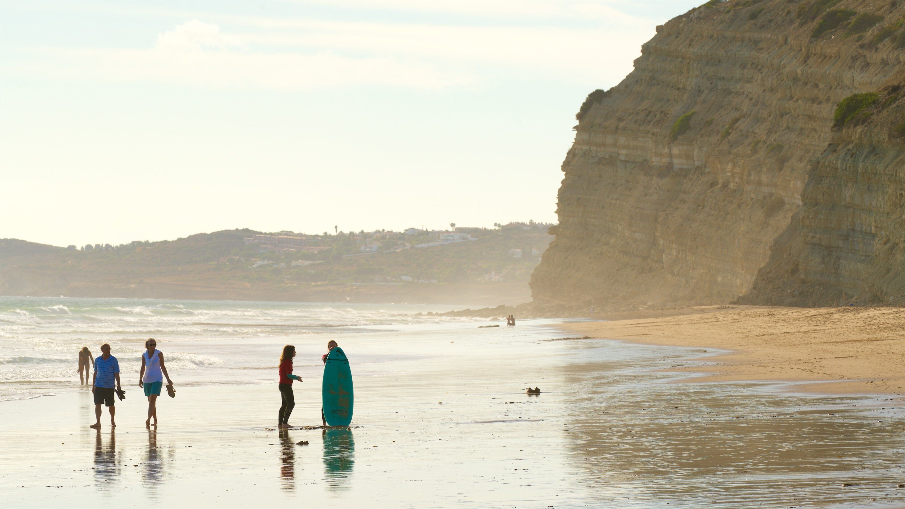 Porto de Mós strand fasiliteter samt klippelandskap, kyst og sandstrand