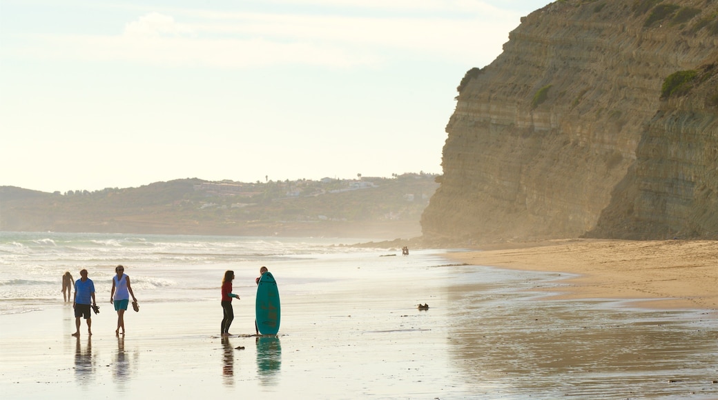 Porto de Mós strand fasiliteter samt klippelandskap, kyst og sandstrand