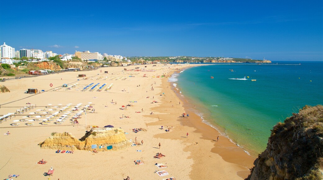 Bãi biển Rocha trong đó bao gồm thị trấn duyên hải, bãi biển và cảnh bờ biển