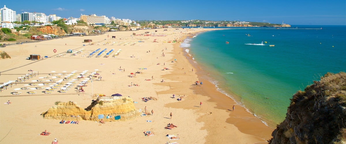 Strand Rocha mit einem Küstenort, allgemeine Küstenansicht und Sandstrand