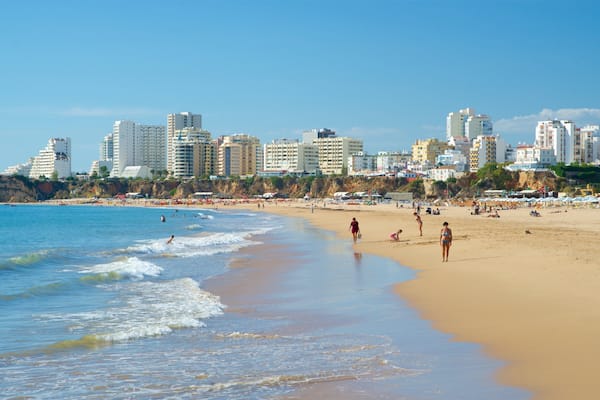 Rocha-stranden som viser en kystby, udsigt over kystområde og en by