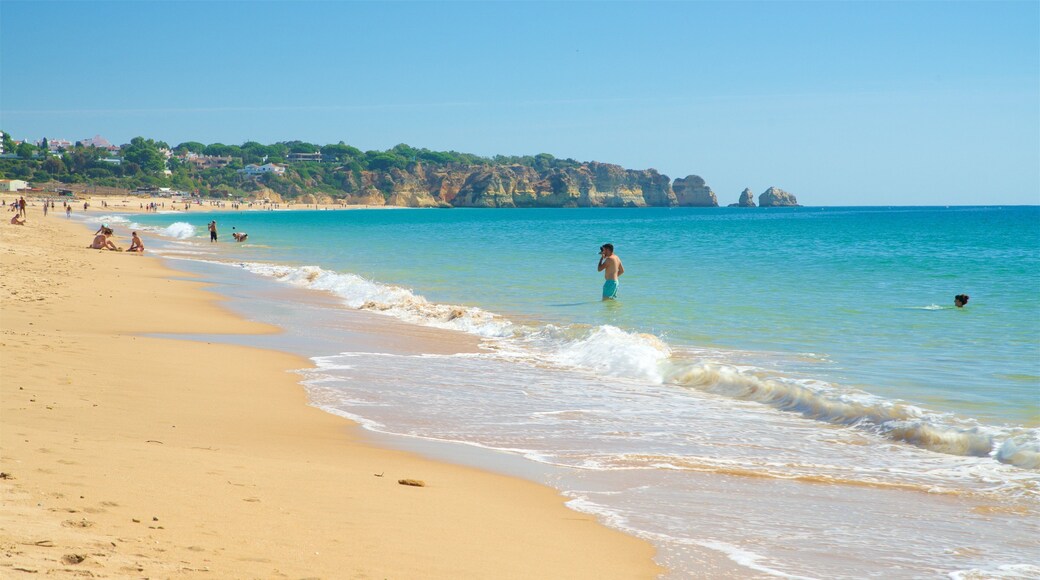 Alvor-stranden fasiliteter samt sandstrand, kyst og svømming