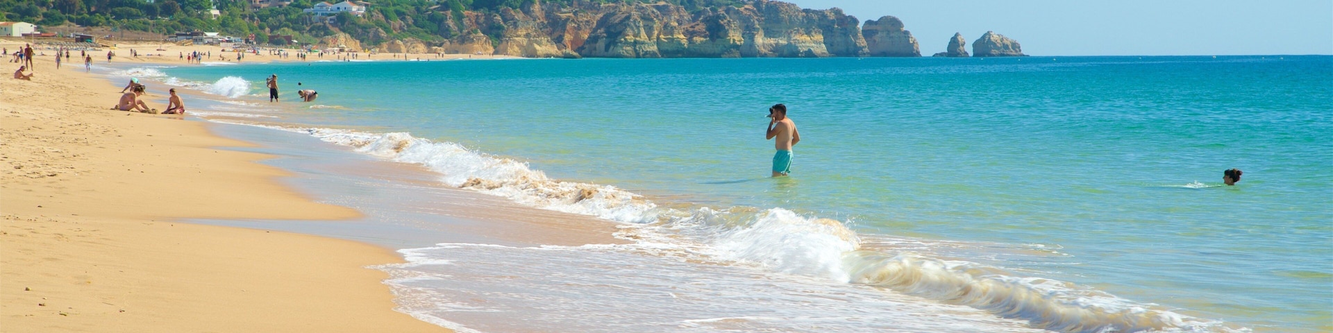Alvor-Strand mit einem allgemeine Küstenansicht, Strand und Schwimmen