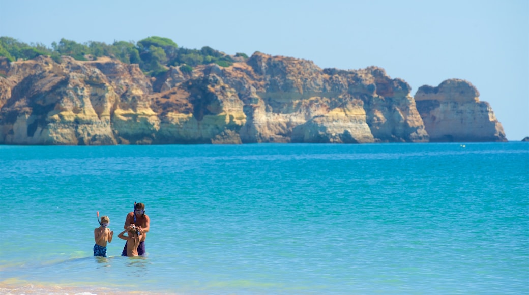 Alvor-Strand welches beinhaltet allgemeine Küstenansicht, Schwimmen und schroffe Küste
