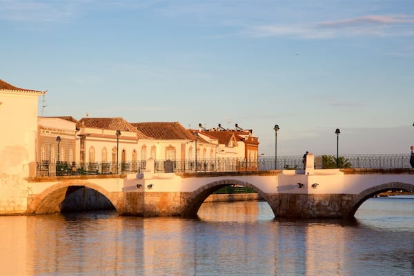 Pont romain mettant en vedette pont et rivière ou ruisseau