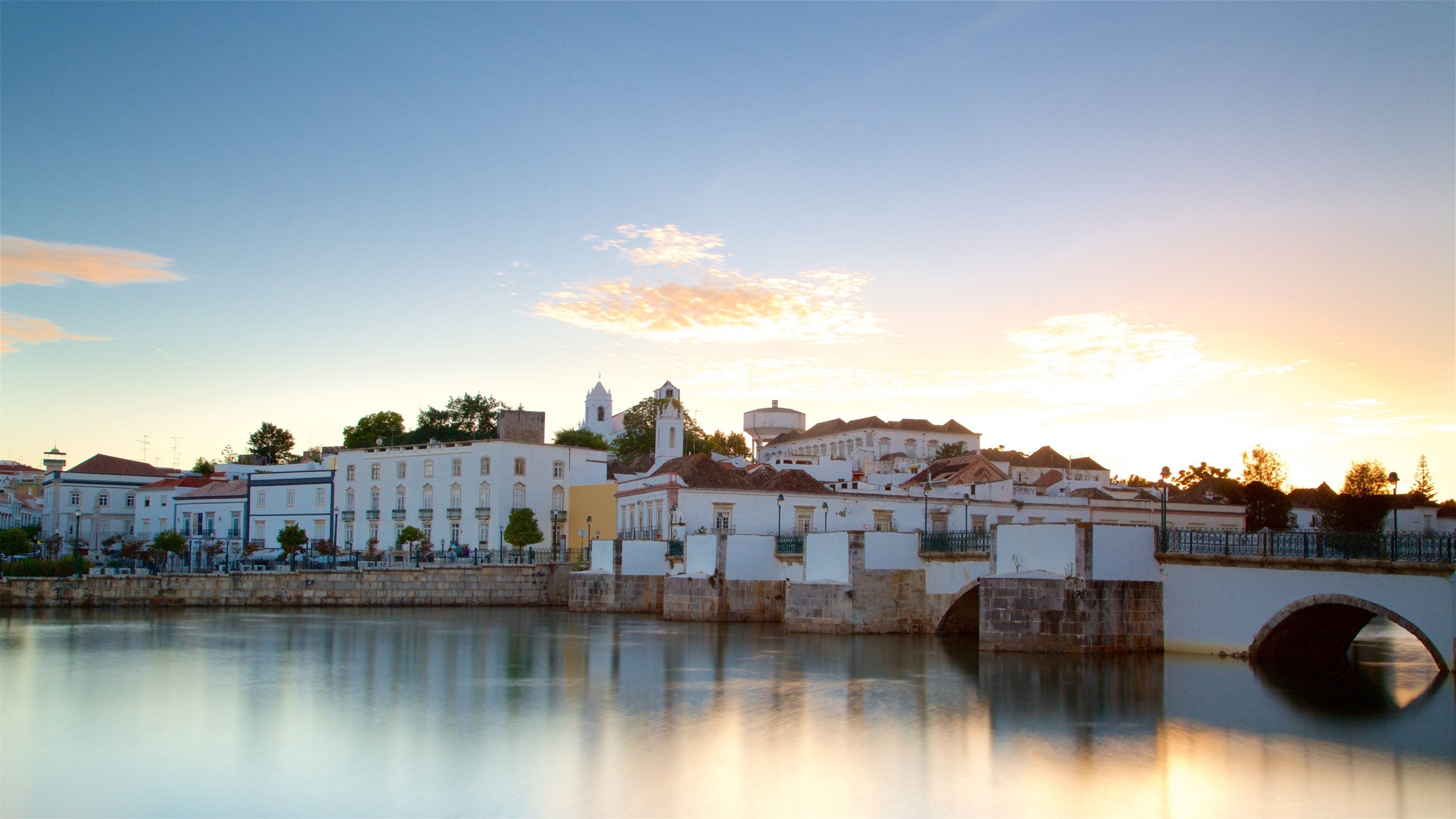 Ponte Romana que inclui um pôr do sol e um rio ou córrego