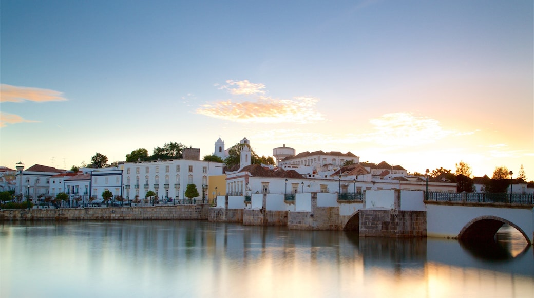 Ponte Romana que inclui um pĂŽr do sol e um rio ou cĂłrrego