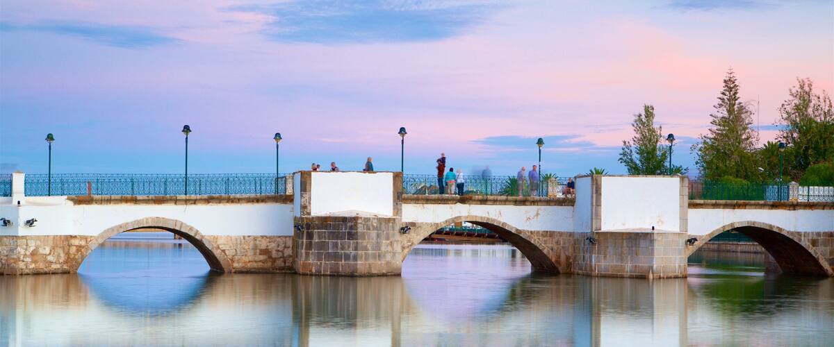 羅馬橋 呈现出 夕陽, 橋梁 和 河流或小溪