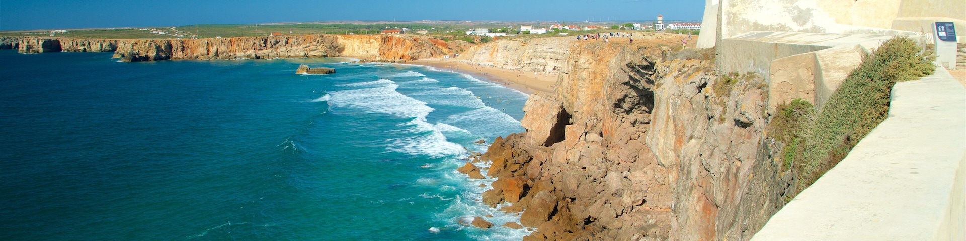 Fortaleza de Sagres mostrando uma praia de areia, litoral rochoso e paisagens litorâneas