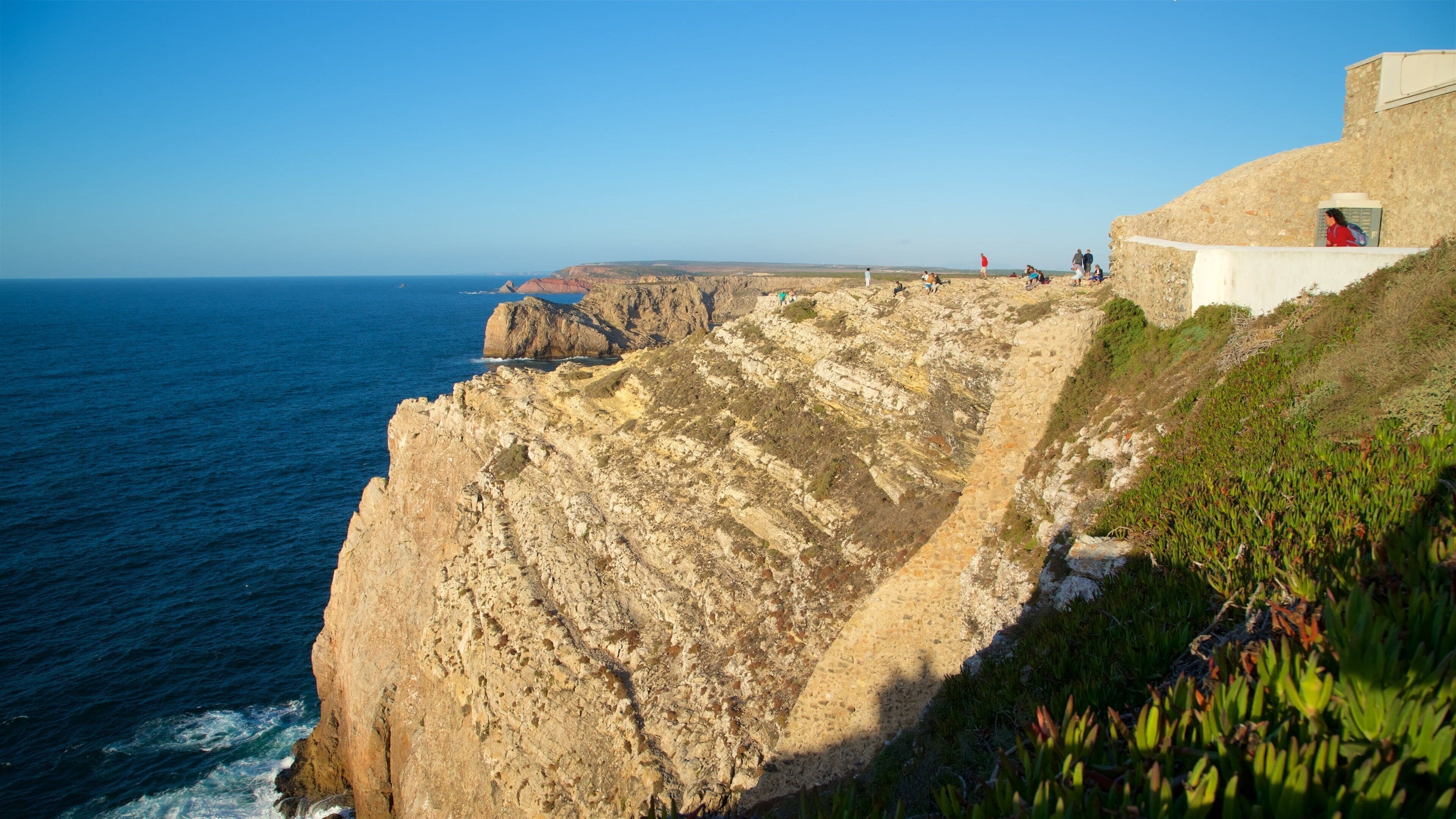Farol do Cabo de São Vicente que inclui paisagens litorâneas, litoral acidentado e paisagens
