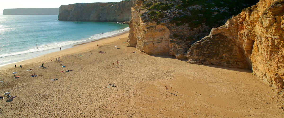 Playa de Beliche mostrando costa escarpada, vistas generales de la costa y una playa