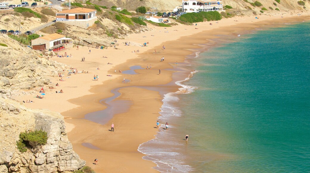 Praia da Mareta toont algemene kustgezichten en een zandstrand