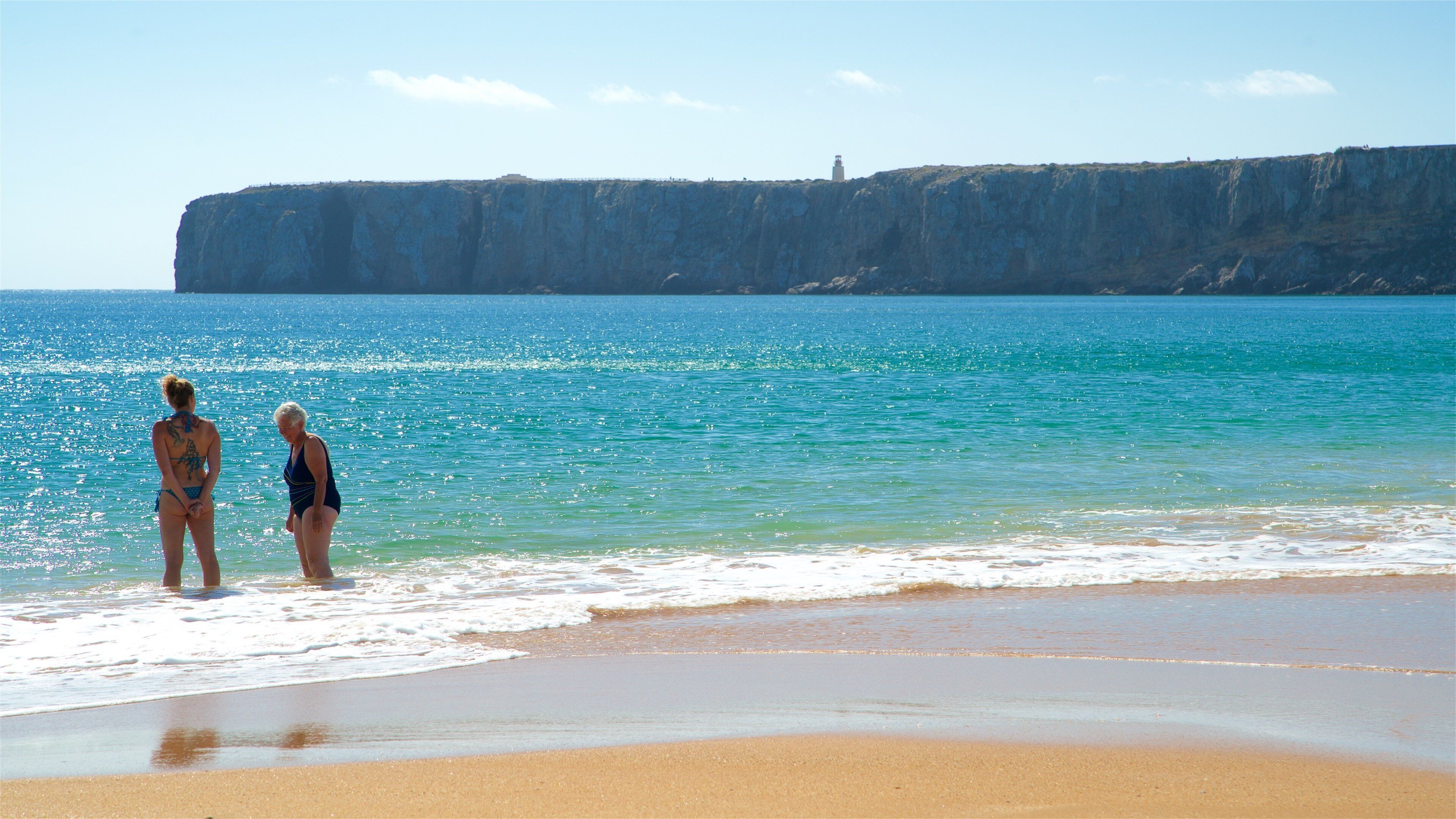 Praia da Mareta toont een strand en algemene kustgezichten