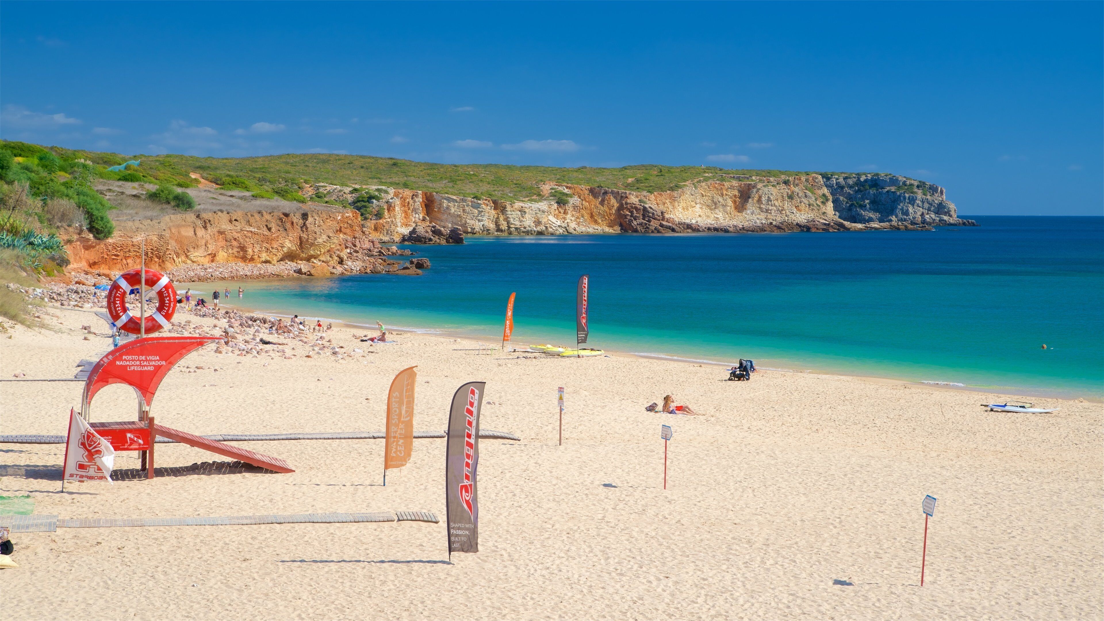 Plage de Martinhal qui includes côte rocheuse, vues littorales et plage de sable