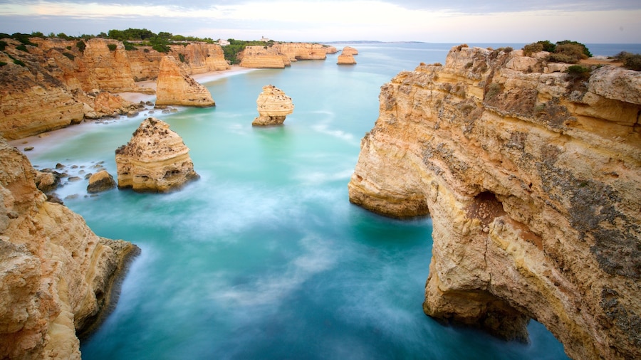 Strand Marinha toont algemene kustgezichten en rotsachtige kustlijn
