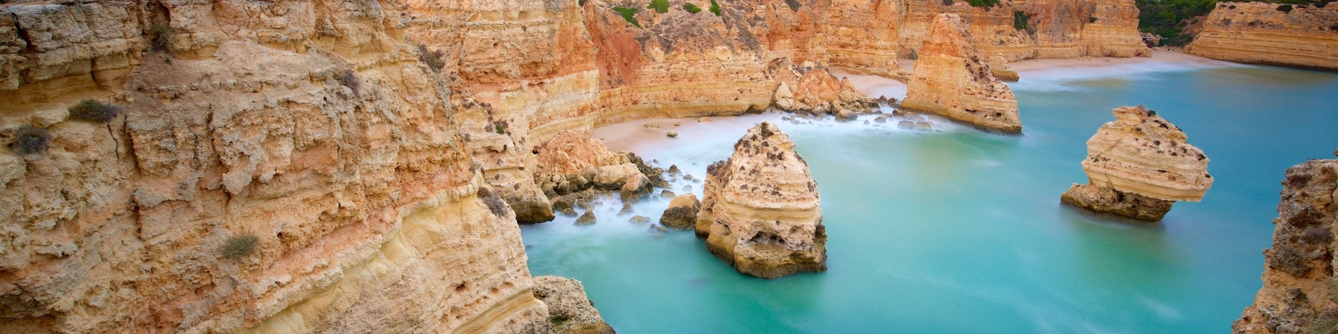 Playa Marinha ofreciendo litoral rocoso