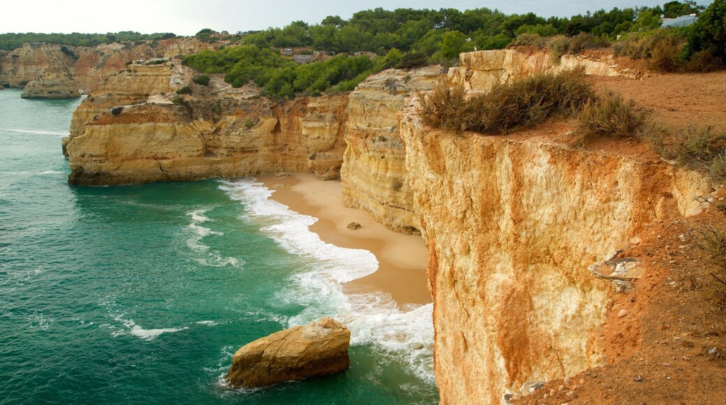 Playa Marinha mostrando costa escarpada, una playa de arena y vistas generales de la costa