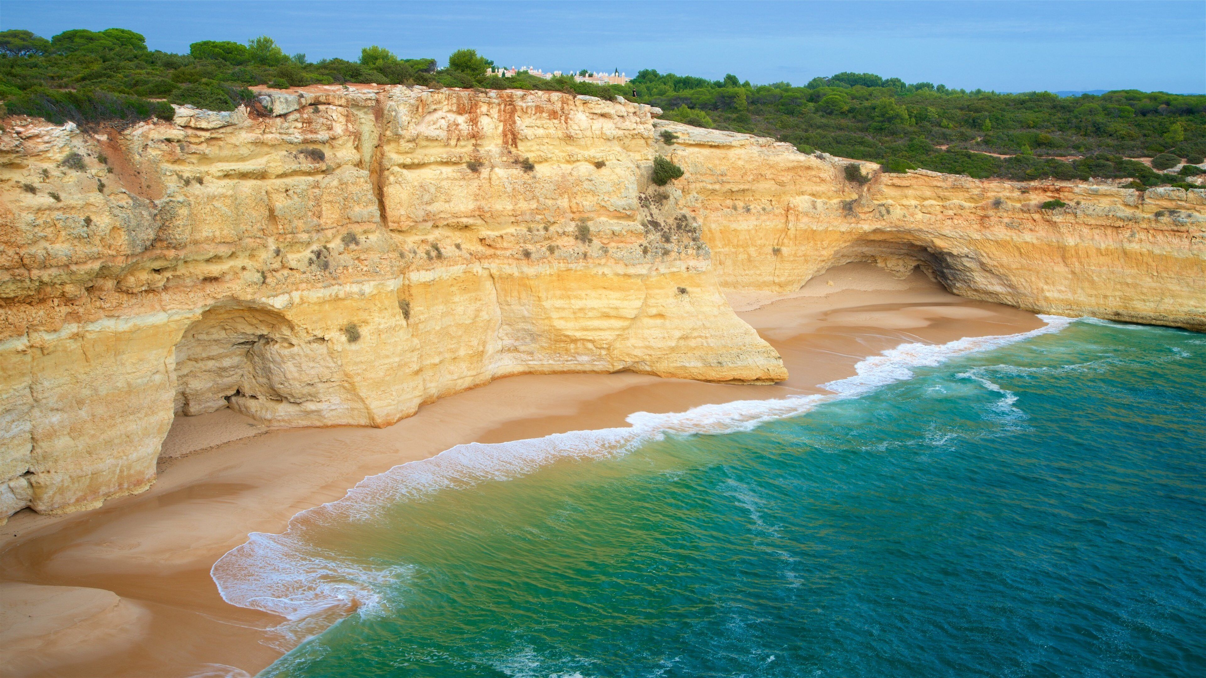 หาด Marinha แสดง ชายฝั่งทะเล, หาดทราย และ ชายฝั่งหิน
