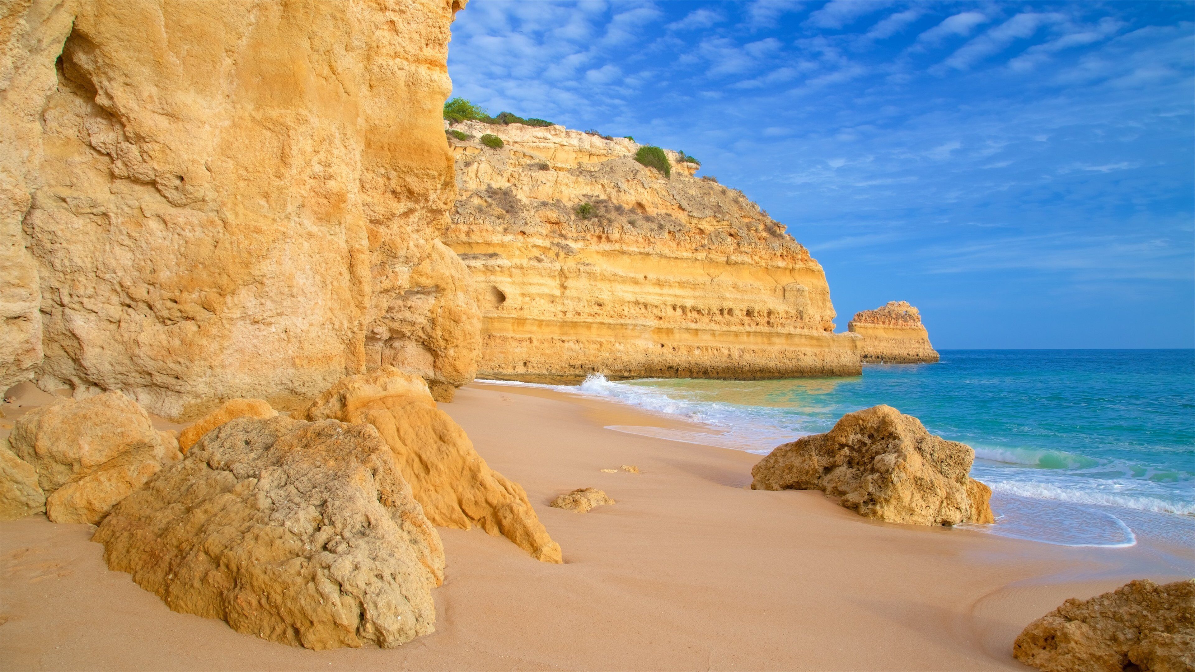 หาด Marinha เนื้อเรื่องที่ หาดทราย, ชายฝั่งหิน และ ชายฝั่งทะเล