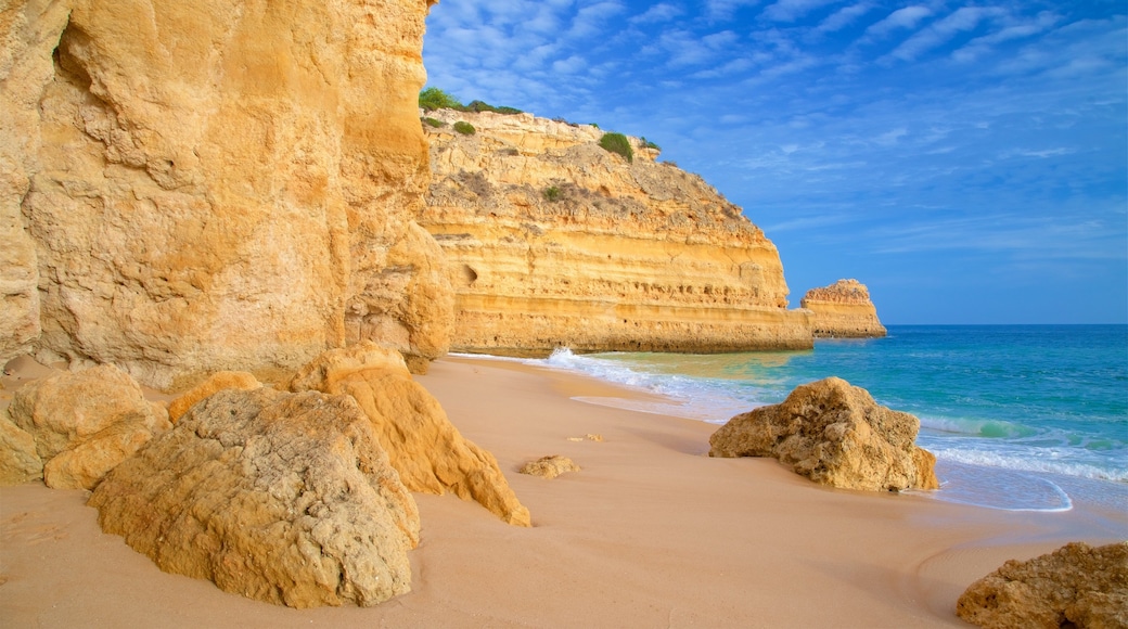 마리냐 비치 을 보여주는 일반 해안 전경, 모래 해변 과 울퉁불퉁한 해안선