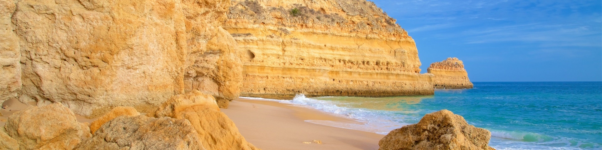 Playa Marinha que incluye vista general a la costa, costa escarpada y una playa