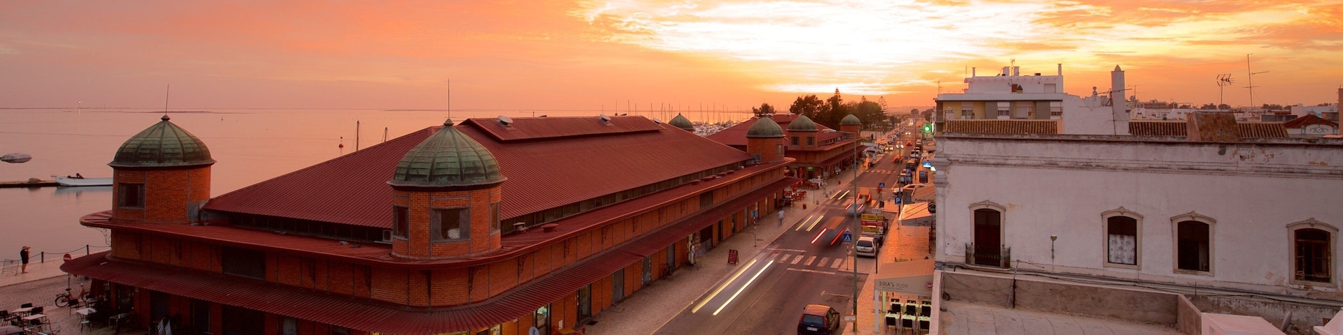 Mercado Municipal de Olhão mostrando um pôr do sol