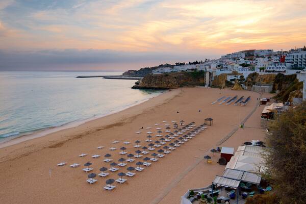 Playa del pescador ofreciendo vistas generales de la costa, una playa y una ciudad costera
