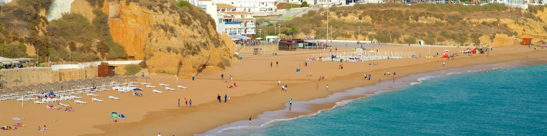 Praia dos Pescadores que inclui uma cidade litorânea, uma praia de areia e paisagens litorâneas