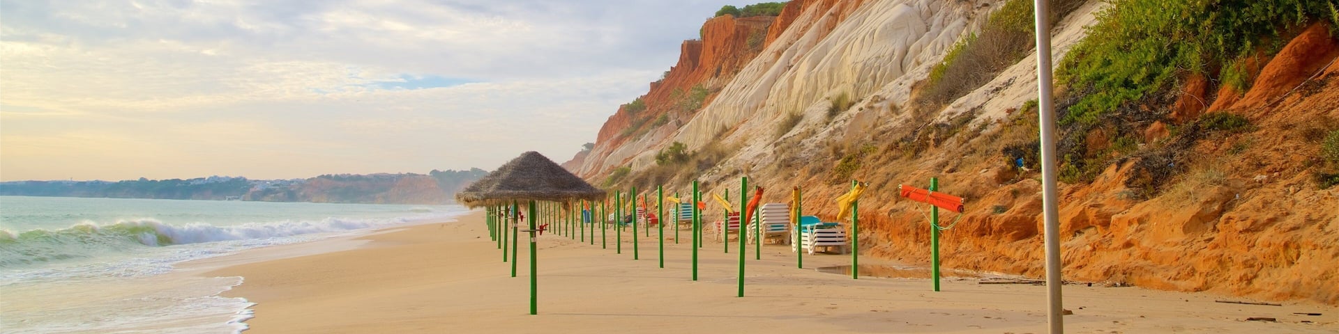 Falesia-Strand welches beinhaltet allgemeine Küstenansicht, Felsküste und Strand
