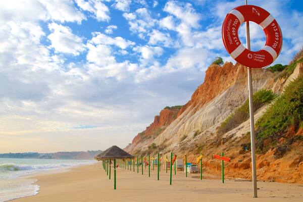Falesia-Strand welches beinhaltet allgemeine Küstenansicht, Felsküste und Strand