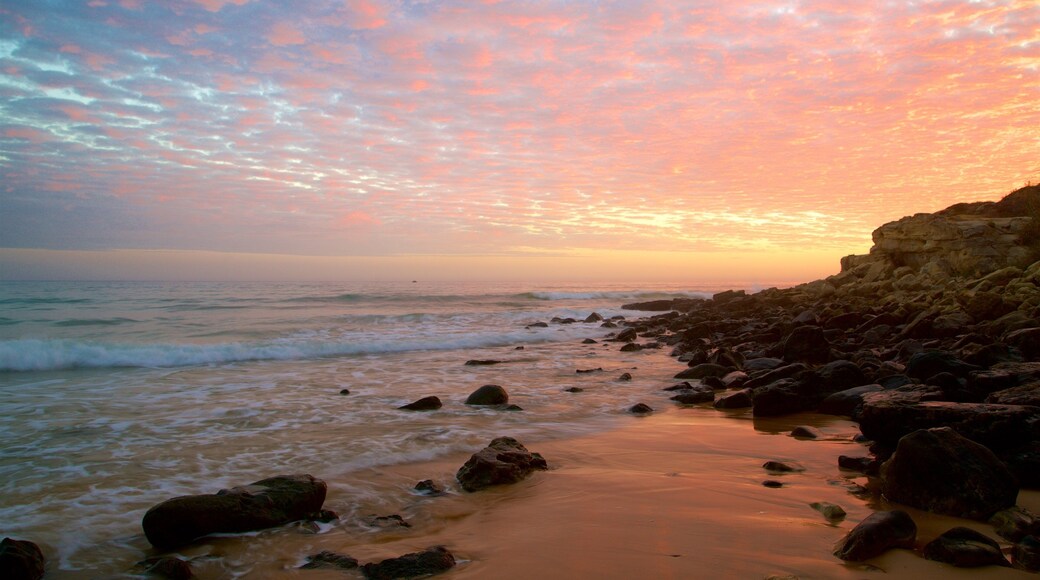 หาด Falesia ซึ่งรวมถึง ชายฝั่งขรุขระ, ชายหาด และ พระอาทิตย์ตก