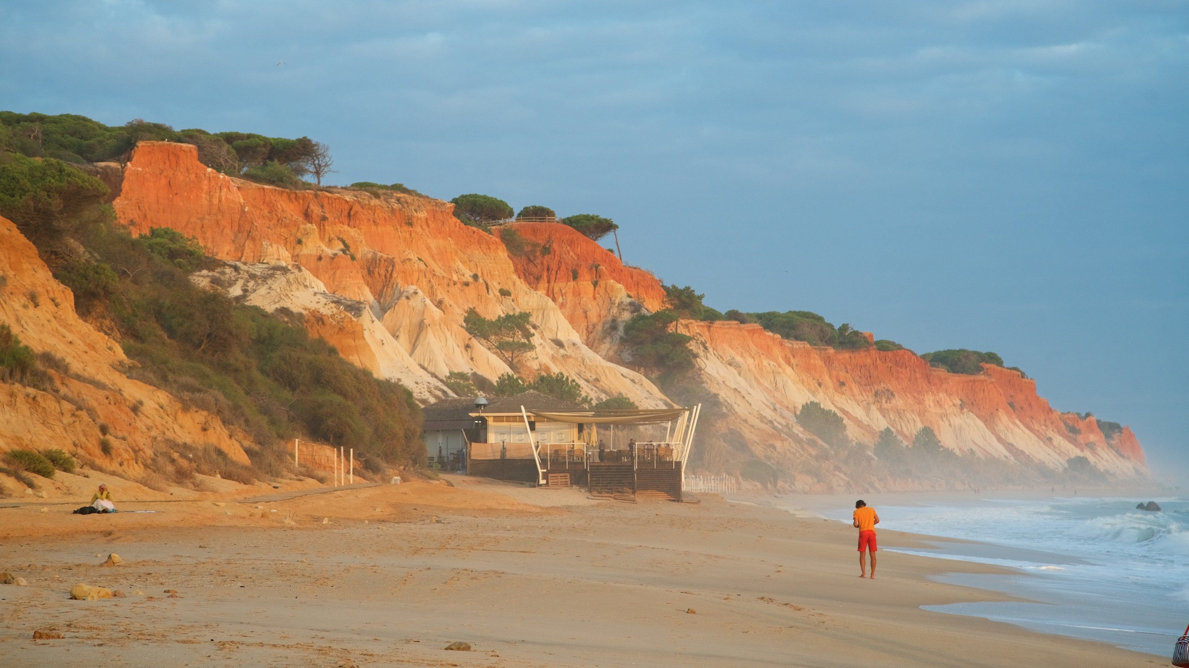 Plage de Falesia montrant une plage de sable, rochers au bord de la mer et paysages côtiers