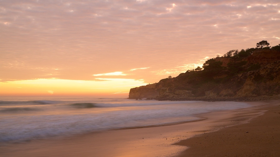 Plage de Falesia montrant cÎte escarpée, vues littorales et coucher de soleil