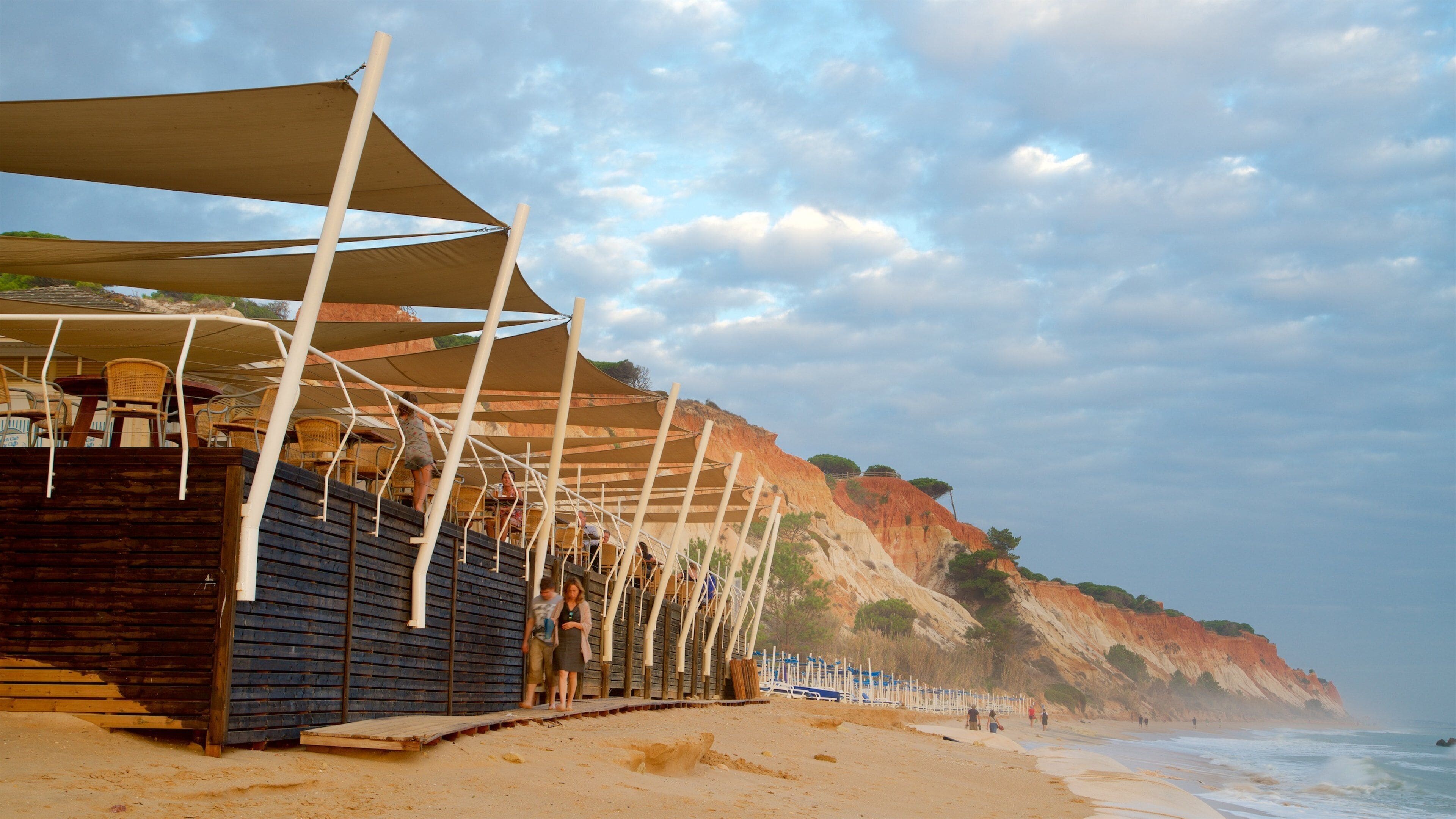 หาด Falesia ซึ่งรวมถึง หาดทราย, ชายฝั่งขรุขระ และ ชายฝั่งทะเล