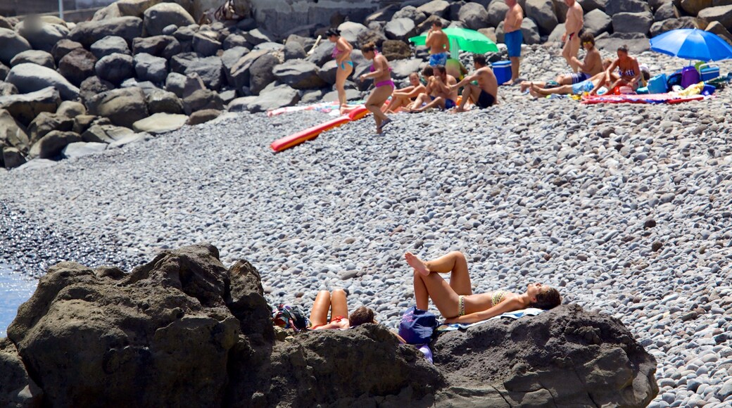 Playa de Santa Cruz ofreciendo una playa de guijarros y también un grupo grande de personas