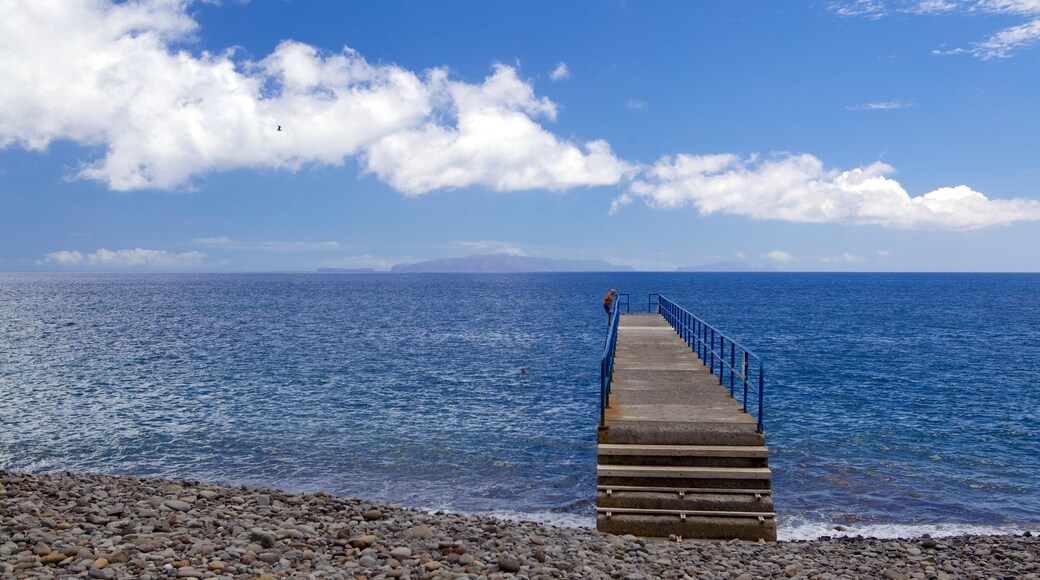 MadĂšre qui includes plage de galets et vues littorales