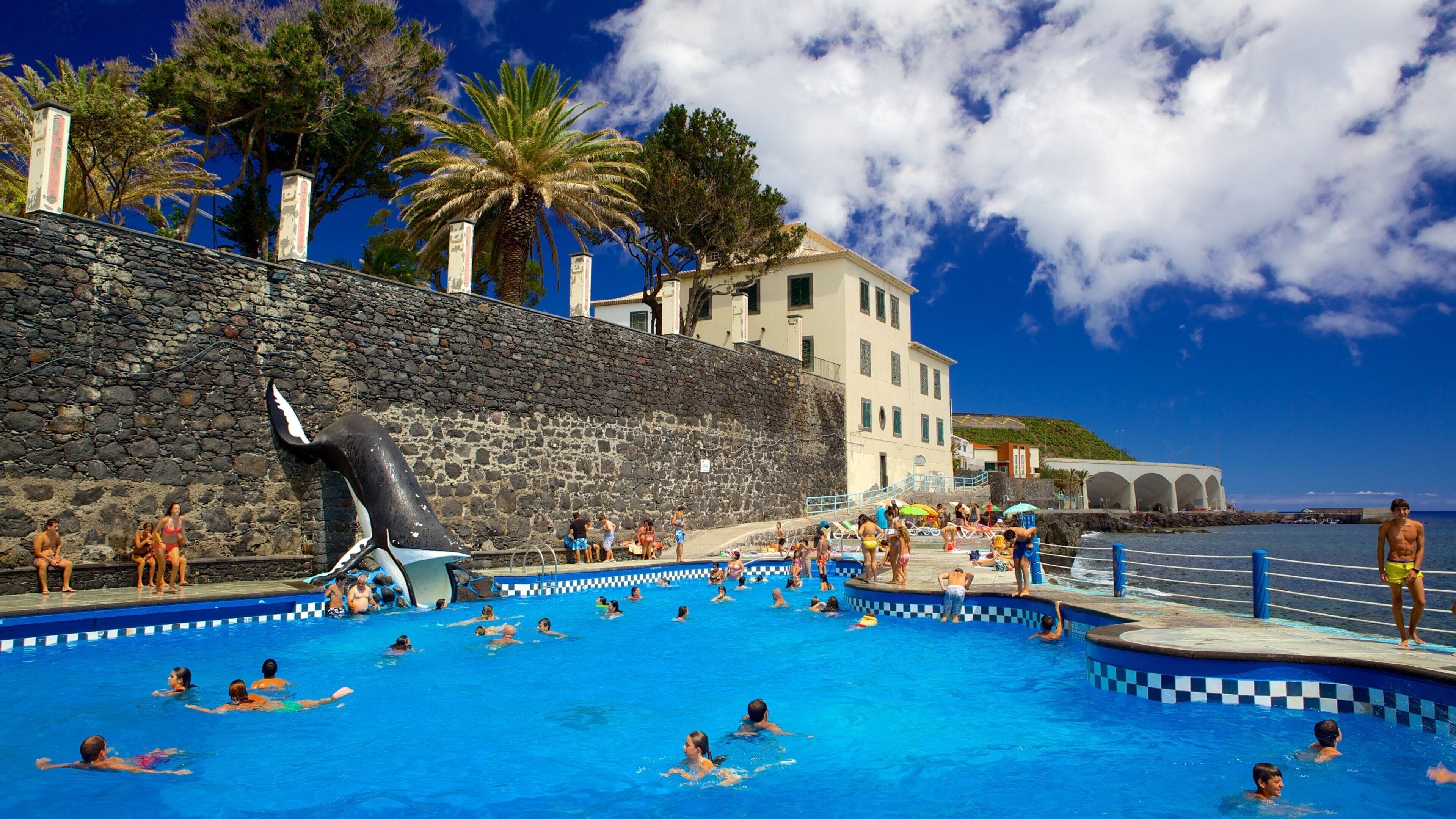 Playa de Santa Cruz ofreciendo natación y una piscina
