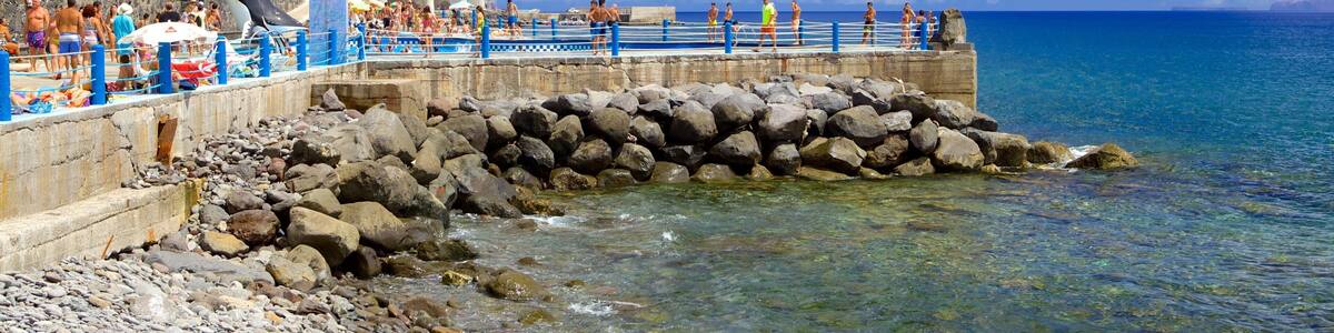 Praia de Santa Cruz mit einem schroffe Küste