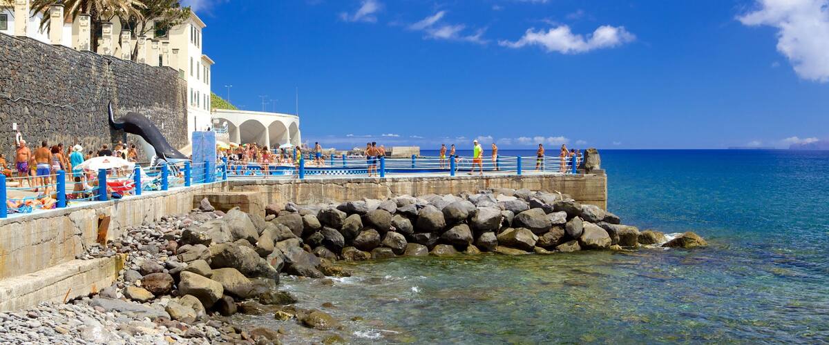 Playa de Santa Cruz mostrando costa rocosa