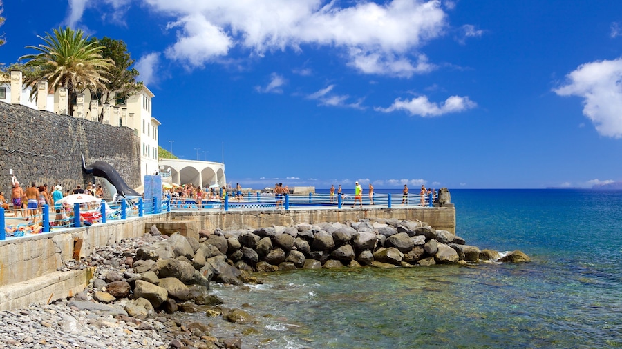 Praia de Santa Cruz mostrando litoral acidentado