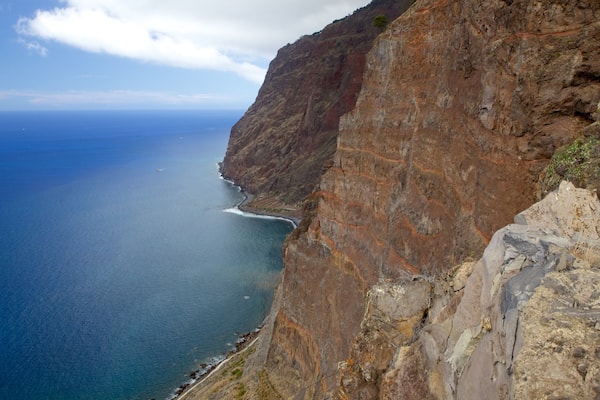 Cabo Girao qui includes côte rocheuse