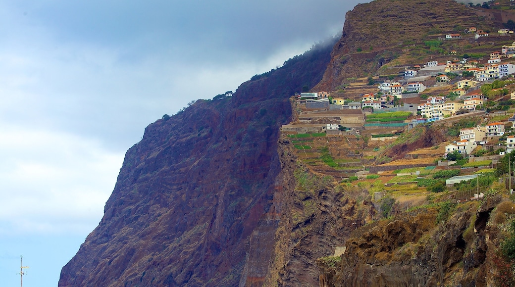 Cabo Girão som omfatter bjerge og en lille by eller en landsby