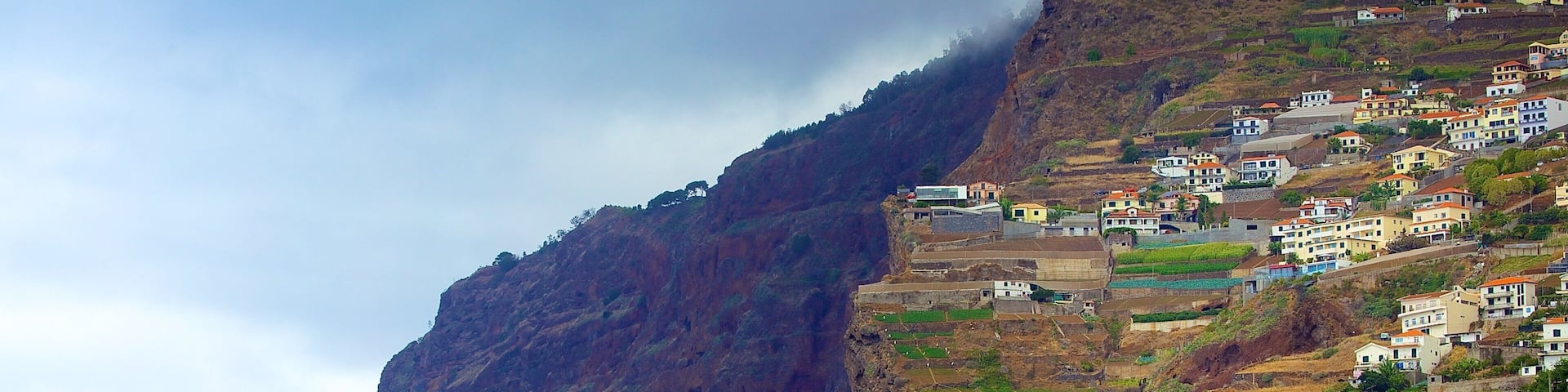 Cabo Girao qui includes petite ville ou village et montagnes