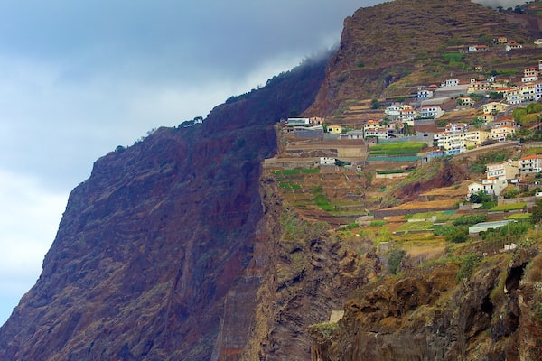 Cabo Girao showing a small town or village and mountains