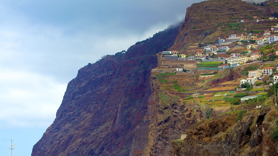 Cabo Girao showing a small town or village and mountains