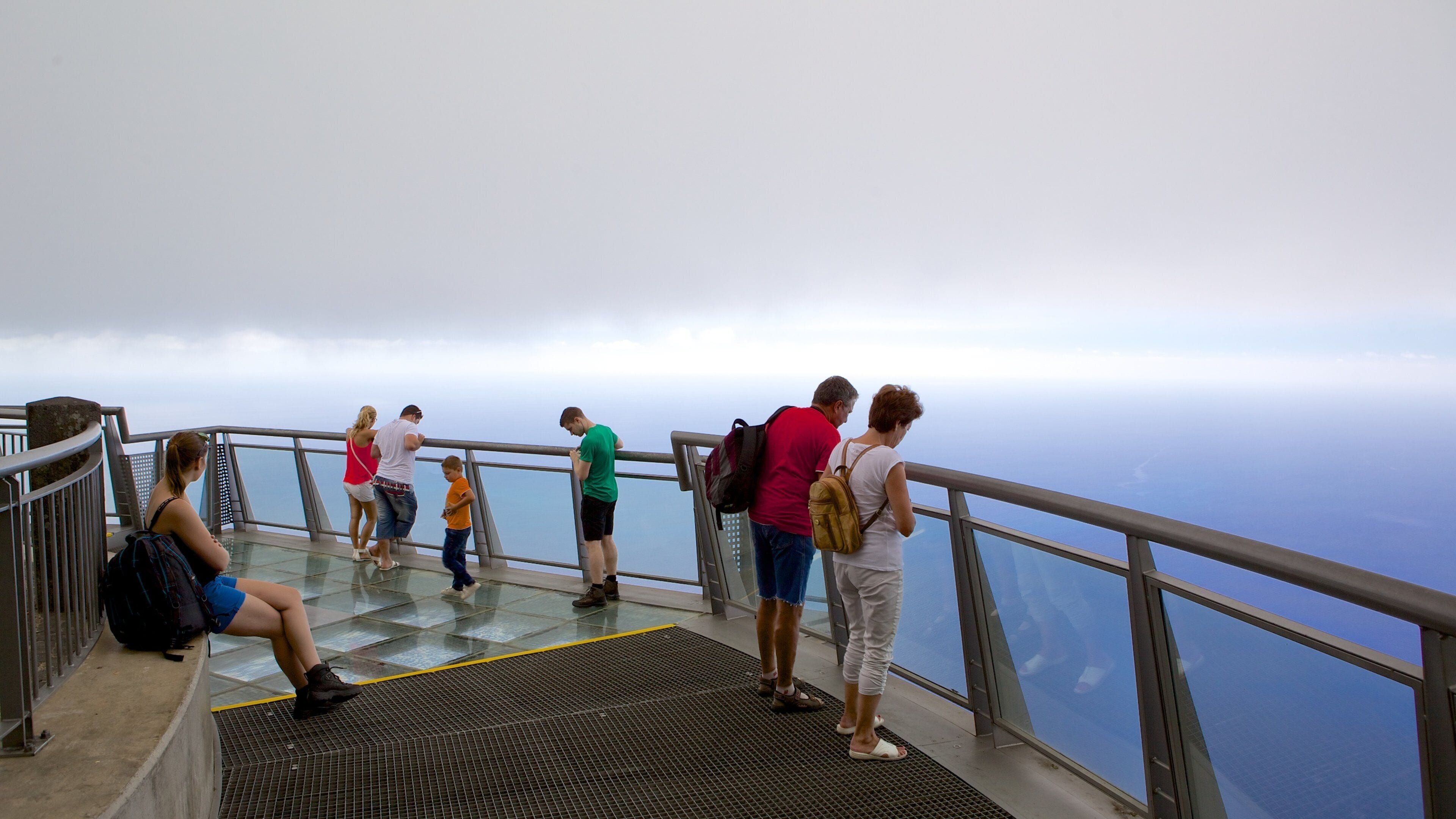 Cabo Girao 懸崖 其中包括 景觀 以及 一小群人