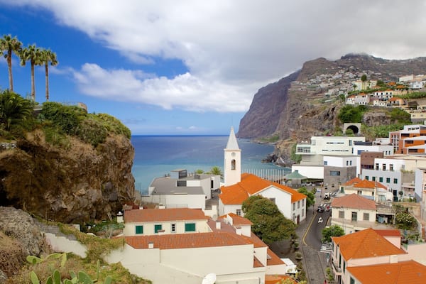 Cabo Girao which includes a coastal town
