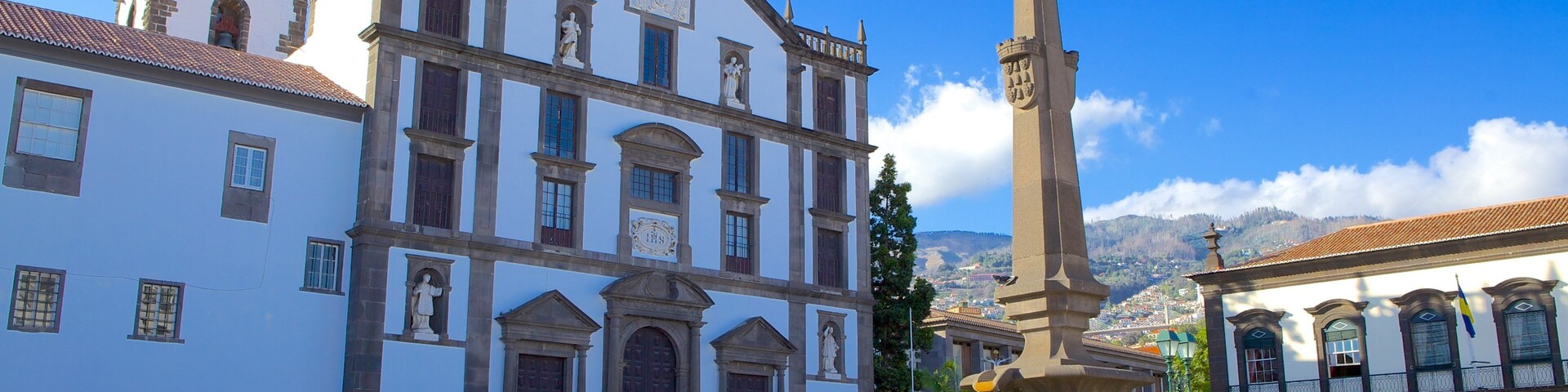 Praça da Cidade que inclui arquitetura de patrimônio, uma igreja ou catedral e uma praça ou plaza